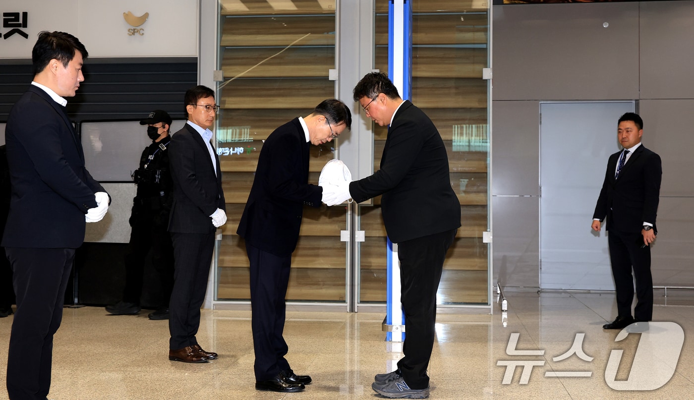 안중만 경북경찰청 형사기동대장이 지난달 21일 오전 인천국제공항 제2터미널 입국장에서 지난 8월 캄보디아 보코산 지역 온라인스캠범죄단지에 감금, 고문 끝에 숨진 대학생 박모씨(22)의 유해를 전달받고 있다. 2025.10.21/뉴스1 ⓒ News1 이호윤 기자