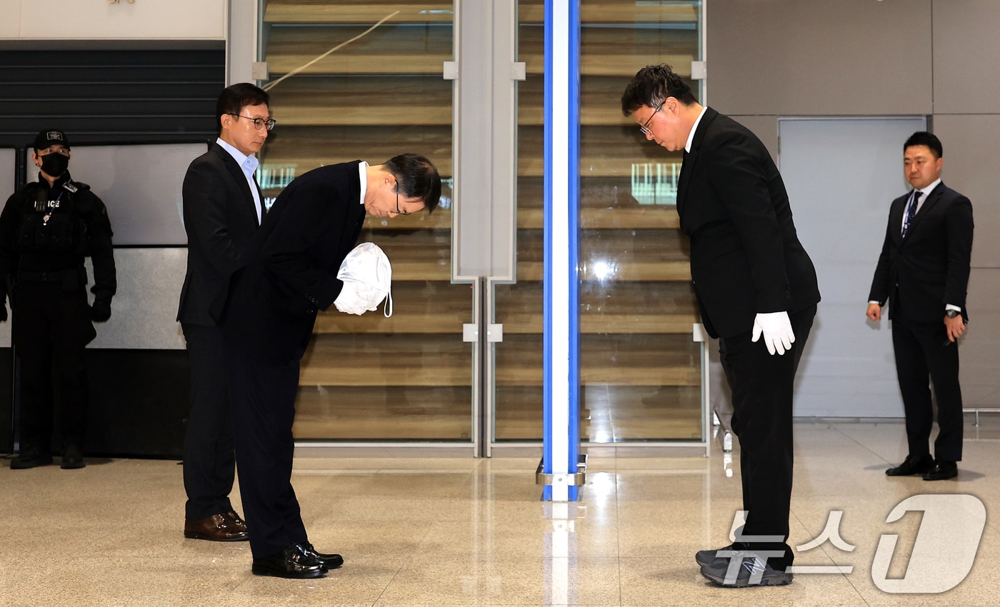 안중만 경북경찰청 형사기동대장이 지난해 10월21일 인천국제공항 제2터미널 입국장에서 캄보디아 보코산 지역 온라인스캠범죄단지에 감금돼 고문 끝에 숨진 대학생 박모 씨(22)의 유해를 송환받고 있다. 2025.10.21 ⓒ 뉴스1 이호윤 기자