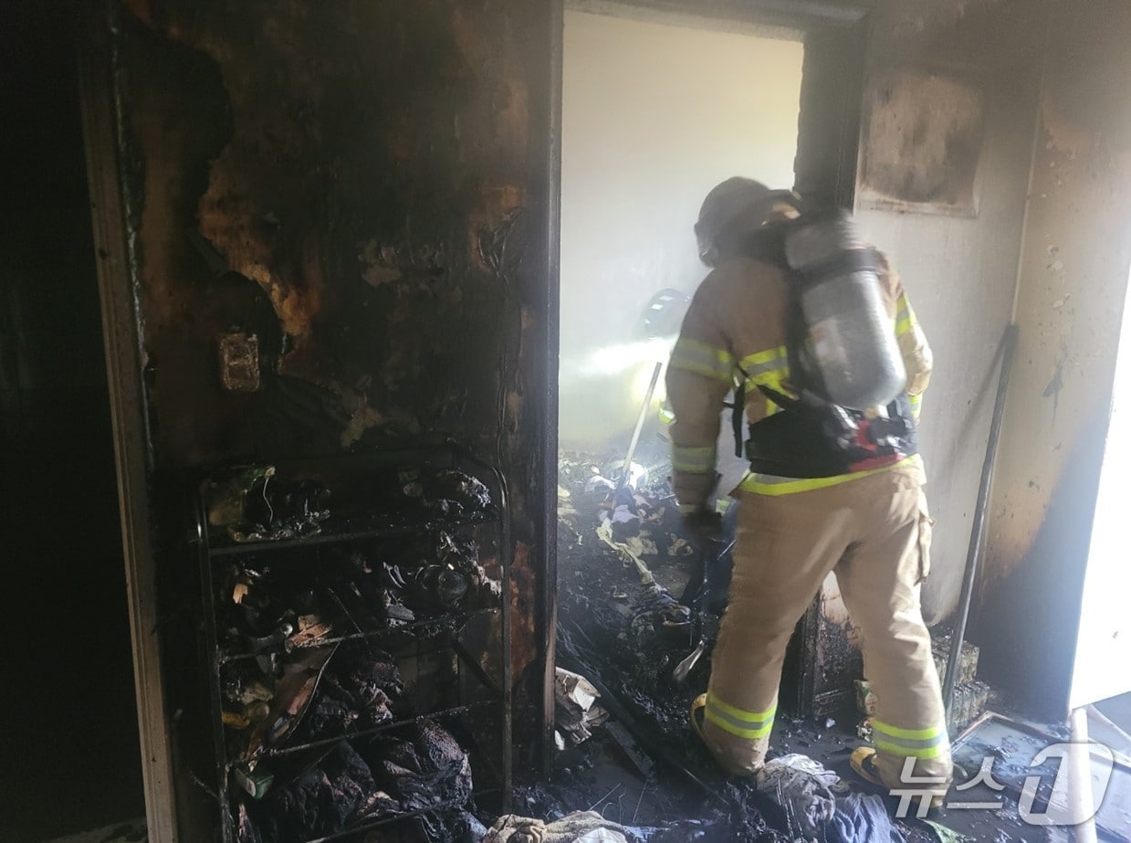 20일 오전 7시 16분쯤 경북 구미시 옥계동 한 아파트에서 불이나 소방 당국이 화재를 진압하고 있다.(경북소방본부 제공. 재판매 및 DB 금지)2025.10.21/뉴스1