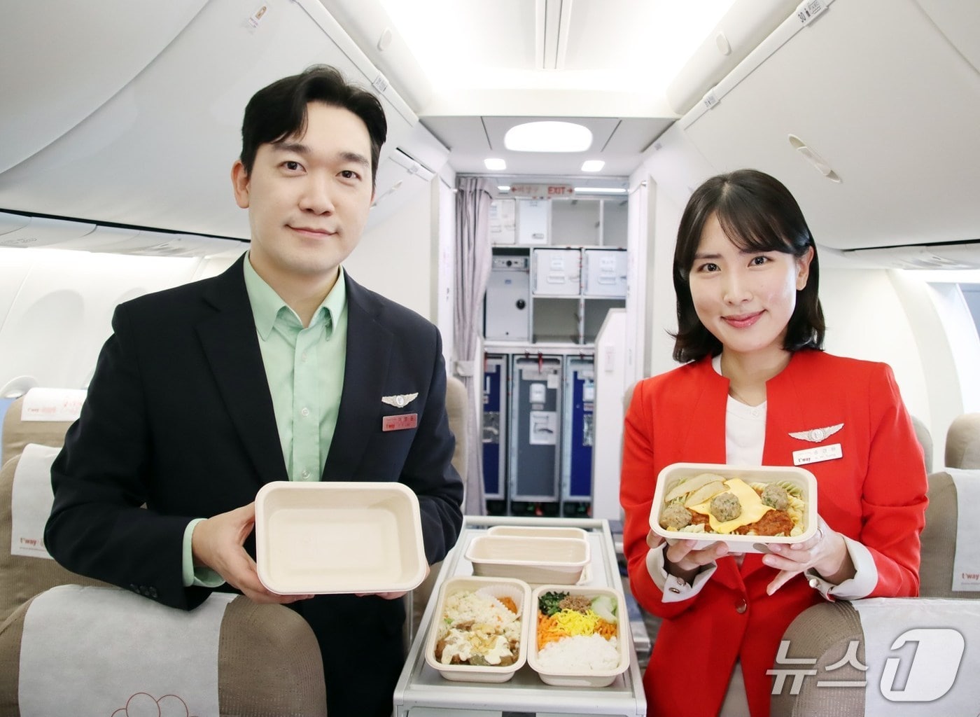 티웨이항공 객실 승무원이 신규 펄프 몰드 소재로 만든 용기가 적용된 기내식을 소개하고 있다. (티웨이항공 제공)