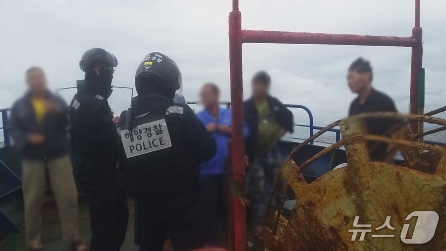 지난 16일 군산해양경찰서 소속 3013함이 중국어선에 등선해 서류에 등록된 선원과 실제 선원이 일치하는지 확인하고 있다.(군산해경 제공. 재판매 및 DB 금지)