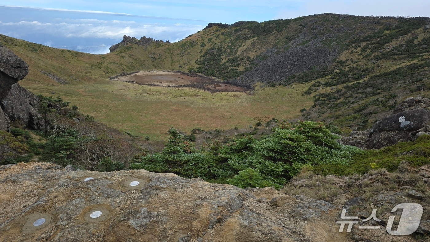 백록담(제주도 제공. 재판매 및 DB금지)/뉴스1