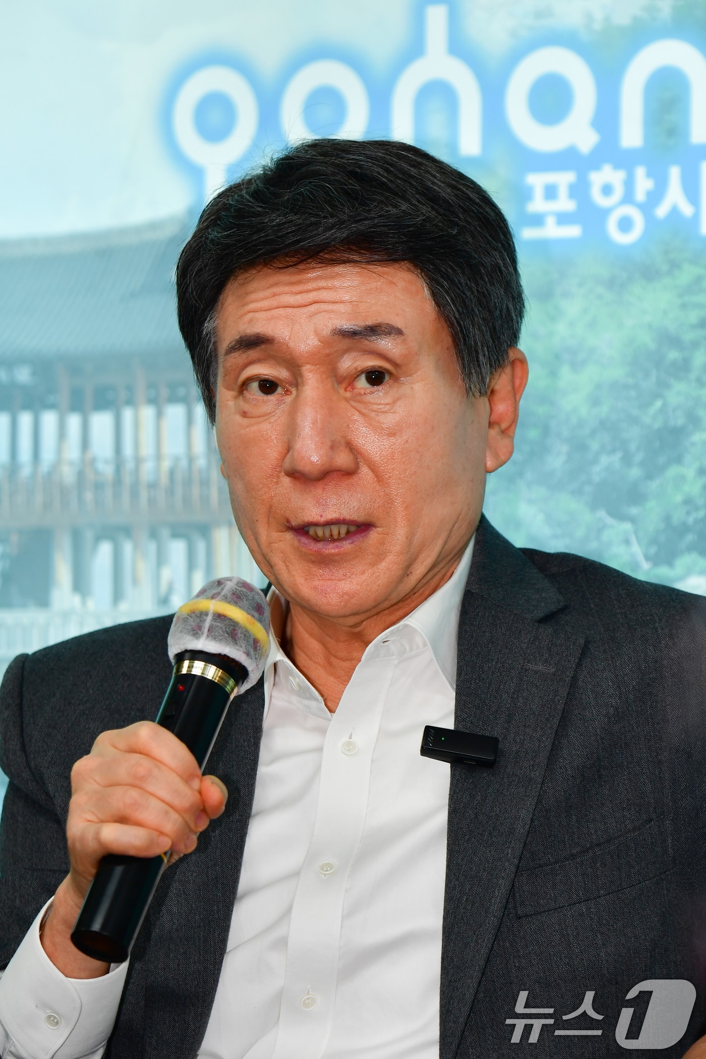 이강덕 포항시장이 21일 시청에서 연 기자간담회에서 국제학교 유치 등을 위해 영국을 방문한 성과를 설명하고 있다. 이 시장은 내년 지방선거에 경북도지사에 출마할 뜻도 밝혔다.2025.10.21/뉴스1 ⓒ News1 최창호 기자