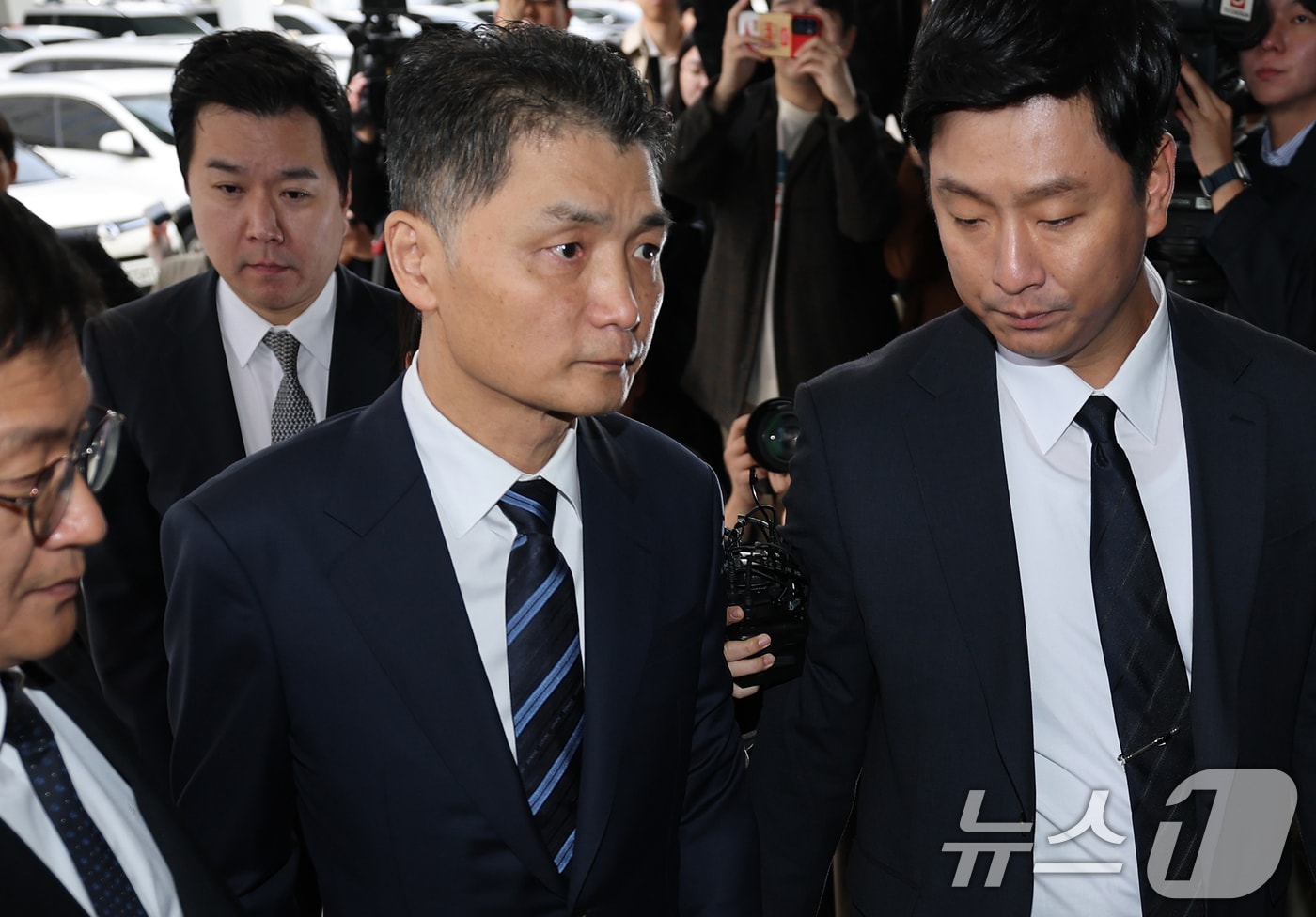 SM엔터테인먼트 시세를 조종한 혐의를 받는 카카오 창업자 김범수 경영쇄신위원장이 21일 오전 서울 양천구 서울남부지방법원에서 열린 1심 선고 공판에 출석하고 있다. 2025.10.21/뉴스1 ⓒ News1 오대일 기자