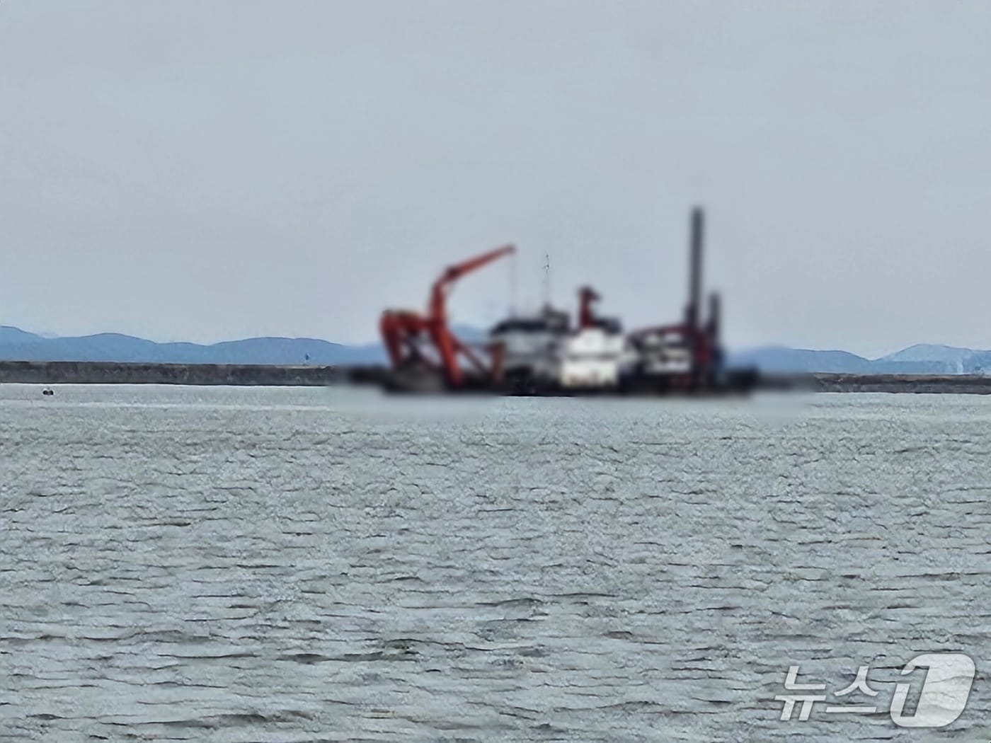 폭발사고가 발생한 2627톤급 준설선.&#40;군산해경 제공. 재판매 및 DB금지&#41;