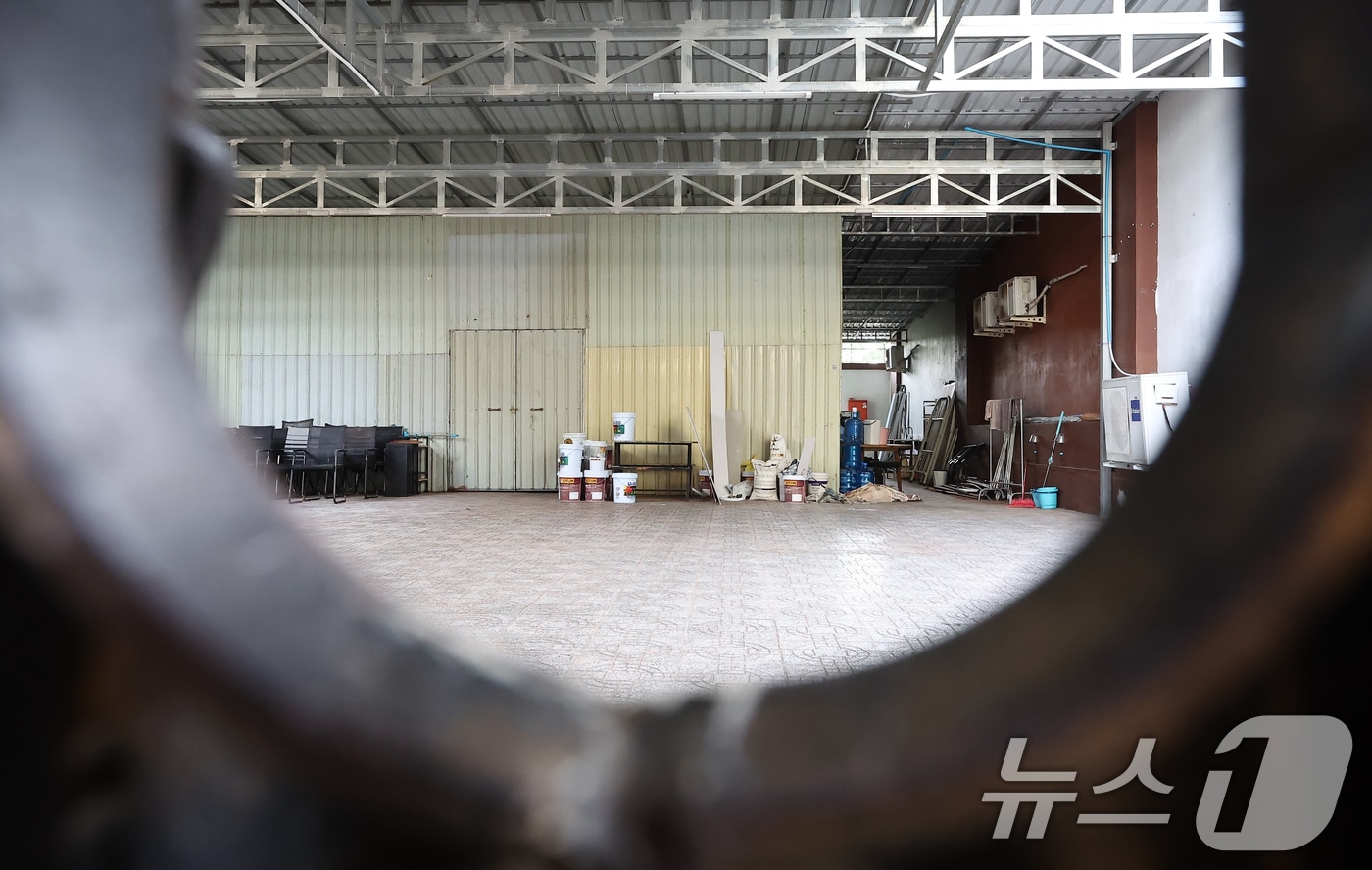 21일(현지시간) 캄보디아 프놈펜 외곽 온라인스캠범죄가 이뤄졌던 건물의 모습. 현지 언론에 따르면 이곳에서 지난달 15일 캄보디아 당국의 단속으로 온라인스캠범죄에 가담한 한국인 33명을 포함해 48명을 체포했다. 2025.10.21/뉴스1 ⓒ News1 김도우 기자