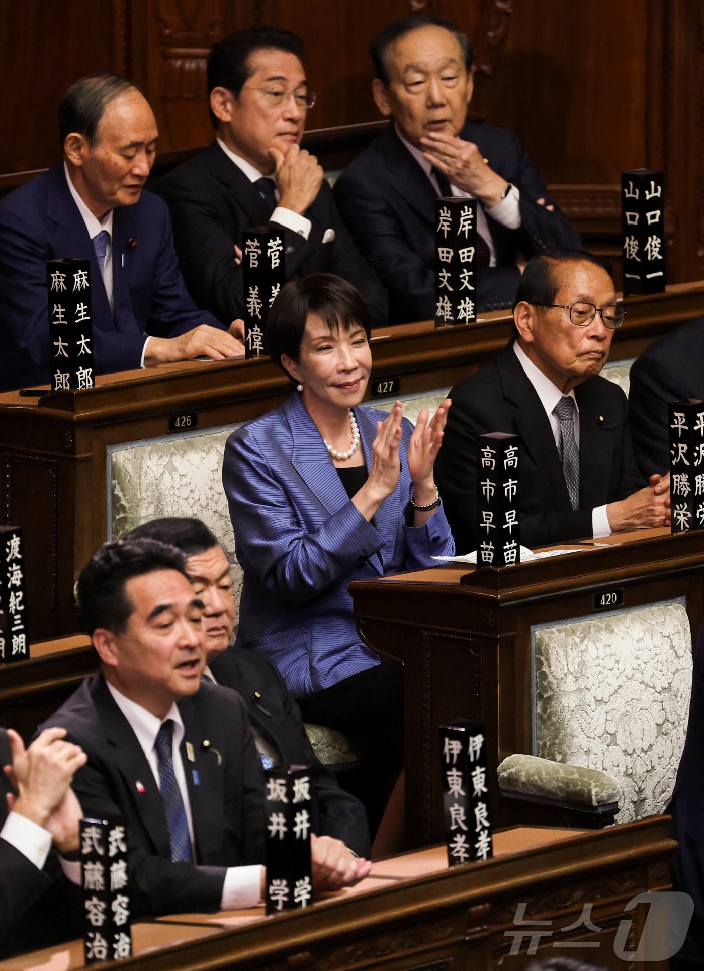 다카이치 사나에 자민당 총재(가운데)가 21일 임시국회에서 총리 지명 선거를 앞두고 의석에서 대기하고 있다. 2025.10.21 ⓒ 로이터=뉴스1 ⓒ News1 강민경 기자