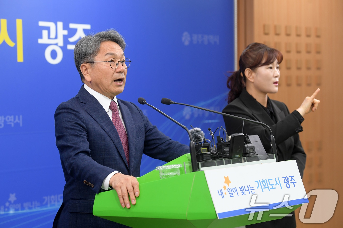 강기정 광주시장이 21일 오전 시청 브리핑실에서 기자회견을 열어 "대한민국 AI 3강으로 가는 가장 빠른 길은 광주에 '국가AI컴퓨팅센터'를 설립하는 것이다＂며 국가 AI 컴퓨팅센터 광주 유치를 정부와 기업에 호소하고 있다.(광주시 제공. 재판매 및 DB 금지) 2025.10.21/뉴스1 