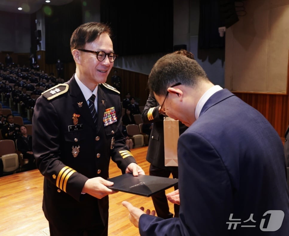 80주년 경찰의 날인 21일 대구경찰청에서 열린 기념식에서 치안 현장을 누비는 경찰관들을 격려하고 유공자들을 포상했다. &#40;대구경찰청 제공. 재판매 및 DB 금지&#41; 2025.10.21/뉴스1