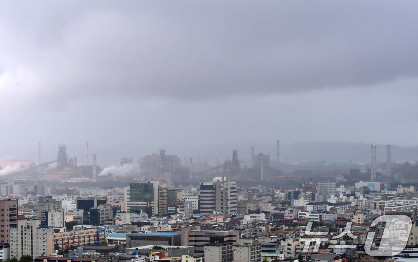 21일 오후 경북 포항시에 가을비가 내린 가운데 시가지 상공이 먹구름에 덮혀있다. 2025.10.21/뉴스1 ⓒ News1 최창호 기자