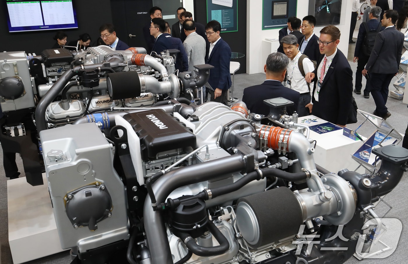 지난 2025년 10월21일 부산 해운대구 벡스코 제1전시장에서 열린 '2025 국제조선 및 해양산업전'에서 관람객들이 HD현대인프라코어 부스를 찾아 DX15, DX22 등 전자식 엔진을 둘러보고 있다. 2025.10.21 ⓒ 뉴스1 윤일지 기자