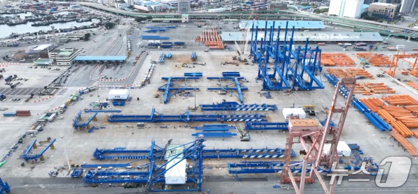 부산 북항 자성대부두에서 제작 중인 크레인 블록 모습 (부산항만공사 제공. 재판매 및 DB금지)
