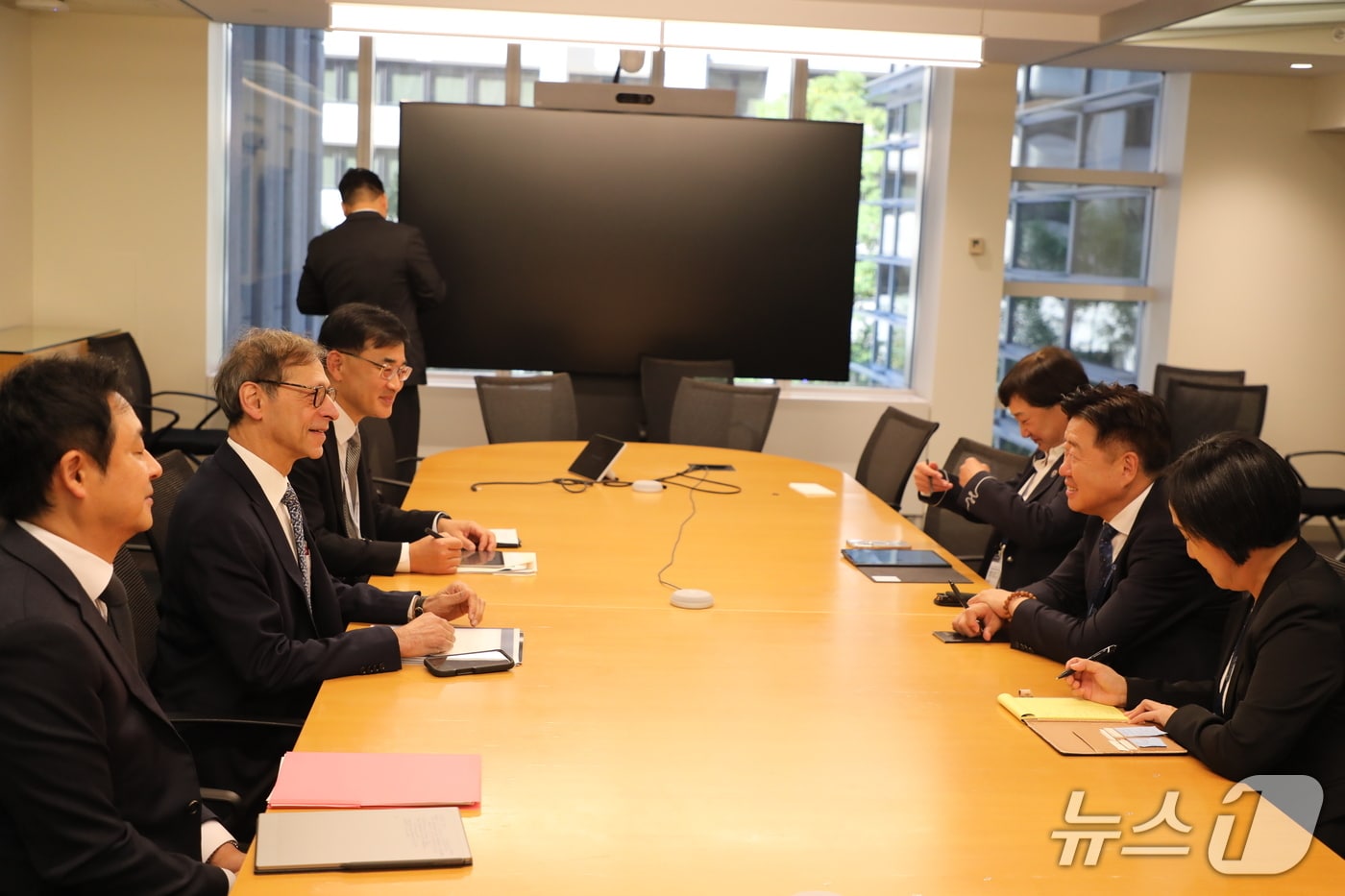 리처드 다마니아 세계은행그룹와 면담하는 오영훈 제주지사(제주도 제공)/뉴스1