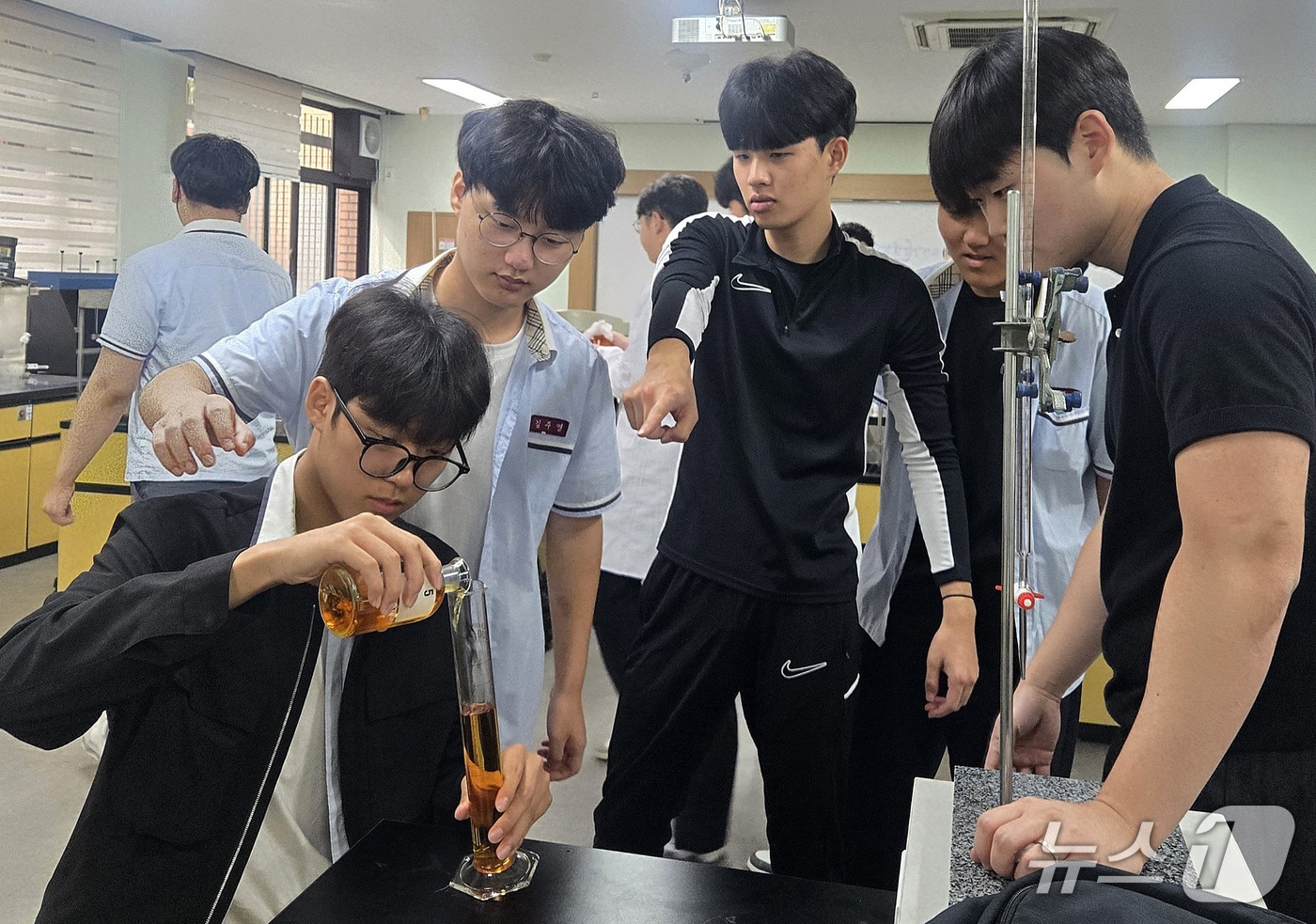 계명문화대 중소기업 기술사관 육성사업에 참여한 조일고 학생들의 환경오염 측정 실험 모습. (계명문화대 제공. 재판매 및 DB금지)