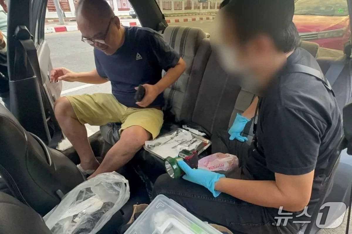 자신의 차량에서 불법 남성 수술을 제공한 혐의를 받는 태국 남성(오른쪽)이 일요일 방콕 짜뚜짝 지역 도로변에서 경찰의 함정 수사 중 현행범으로 19일(현지시간) 체포됐다. (출처=방콕포스트)