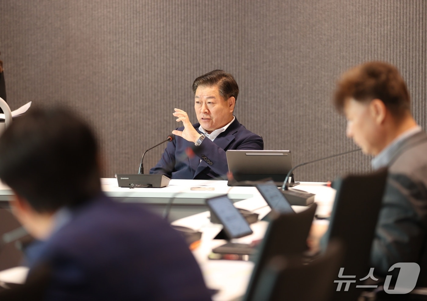 박승원 광명시장(가운데)이 '광명형 돌봄통합지원 시범사업 추진기반 강화 보고회'를 추진하고 있다.(광명시 제공)