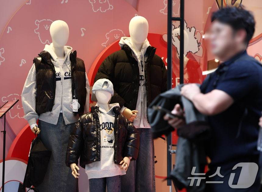 쌀쌀한 날씨를 보인 19일 서울 중구 명동 거리 상점에 겨울 외투가 진열돼 있다. 2025.10.19/뉴스1 ⓒ News1 김민지 기자