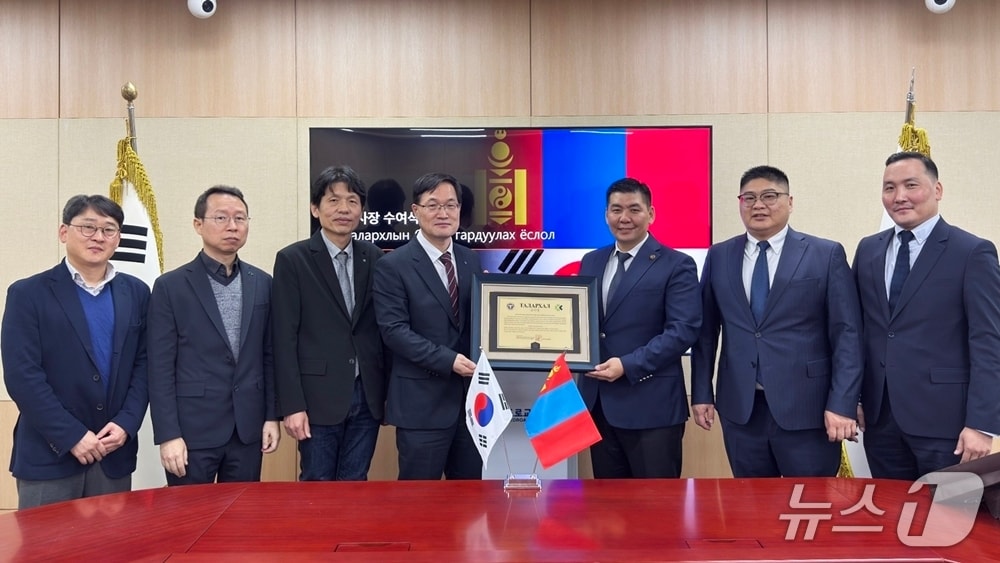 한국도로교통공단이 21일 몽골 정부 기관 방문단으로부터 몽골 교통경찰청장 감사장을 수여받았다.(한국도로교통공단 제공. 재판매 및 DB금지)/뉴스1