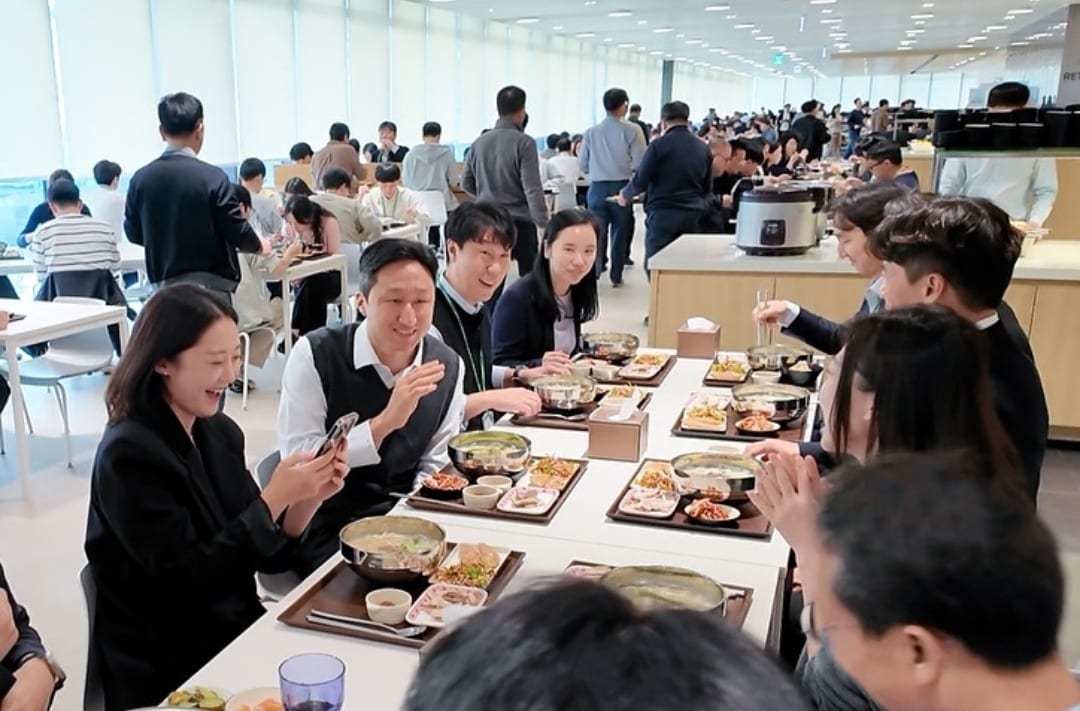 정기선 HD현대 회장&#40;왼쪽에서 두번째&#41;이 직원들과 함께 식사하는 모습. &#40;출처 : HD현대 인스타그램&#41;