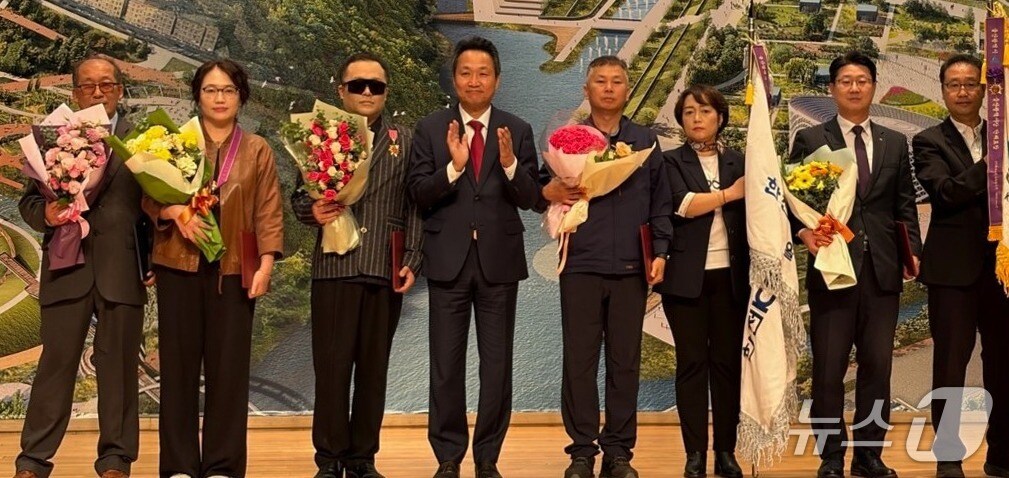 21일 울산시청에서 제46회 세계 흰지팡이의 날 기념 시각장애인 복지증진대회가 열린 가운데 근로복지공단 사회봉사단 관계자들이 울산시장 표창을 수상한 뒤 기념 사진을 찍고 있다. &#40;근로복지공단 제공. 재판매 및 DB 금지&#41; /뉴스1