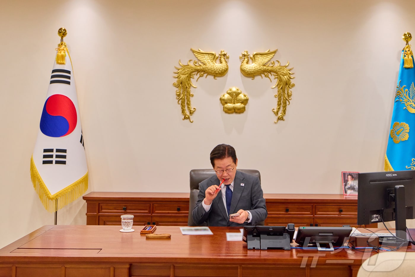 이재명 대통령이 지난 20일 서울 용산 대통령실 청사에서 집무 중 스마트폰을 살펴보고 있다. (이재명 대통령 SNS. 재판매 및 DB 금지) 2025.10.21/뉴스1 ⓒ News1 이재명 기자