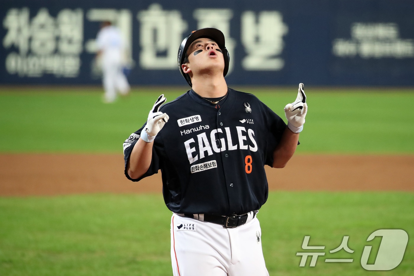 21일 오후 대구 삼성라이온즈파크에서 열린 프로야구 2025 신한 SOL뱅크 KBO 플레이오프 3차전 삼성 라이온즈와 한화 이글스의 경기, 5회초 2사 3루 상황 한화 노시환이 역전 2점 홈런을 때린 뒤 홈을 밟으며 기뻐하고 있다. 2025.10.21/뉴스1 ⓒ News1 공정식 기자