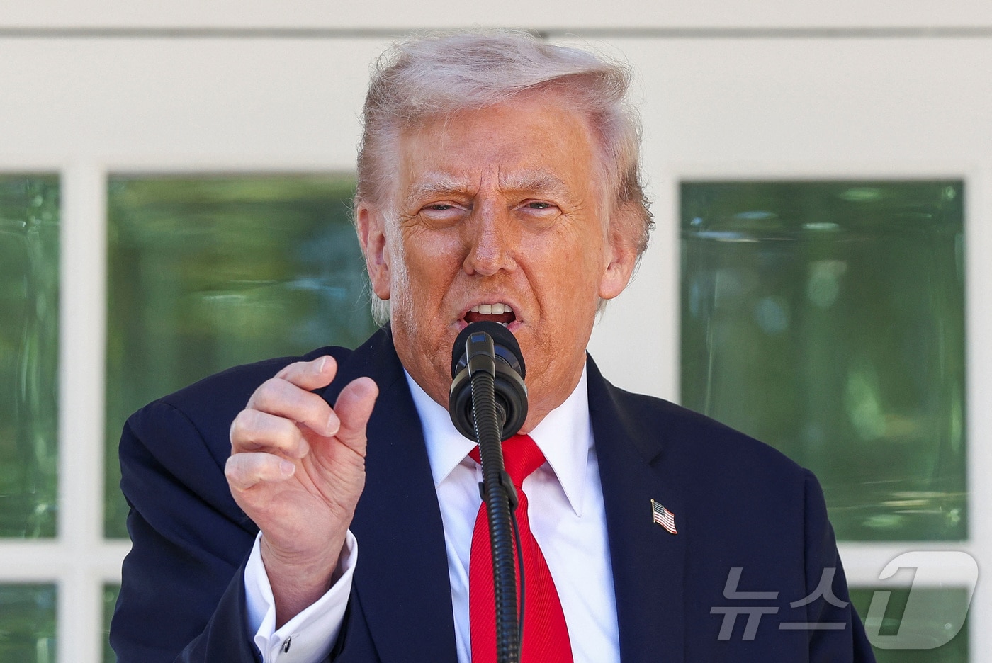 도널드 트럼프 미국 대통령이 21일(현지시간) 미국 워싱턴DC 백악관에서 미 공화당 상원 의원들을 초청해 연 로즈가든 클럽 오찬 행사에서 연설하고 있다. 2025.10.21. ⓒ 로이터=뉴스1 ⓒ News1 류정민 특파원