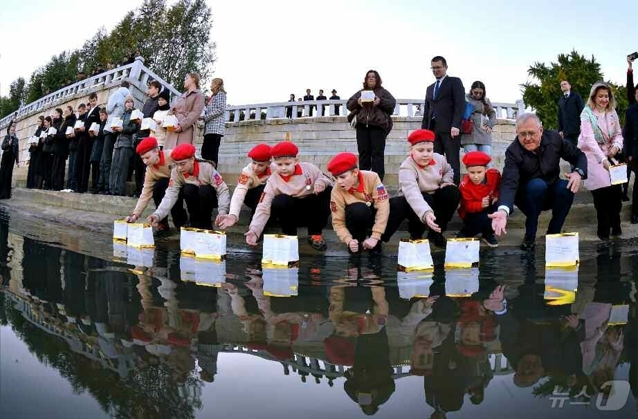 &#40;평양 노동신문=뉴스1&#41; = 북한 노동당 기관지 노동신문은 러시아 쿠르스크 작전에 투입된 북한군들에 대한 존경과 감사를 담은 종이등불배를 띄우는 의식이 평양에서 진행됐다고 22일 보도했다. [국내에서만 사용가능. 재배포 금지. DB 금지. For Use Only in the Republic of Korea. Redistribution Prohibited] rodongphoto@news1.kr