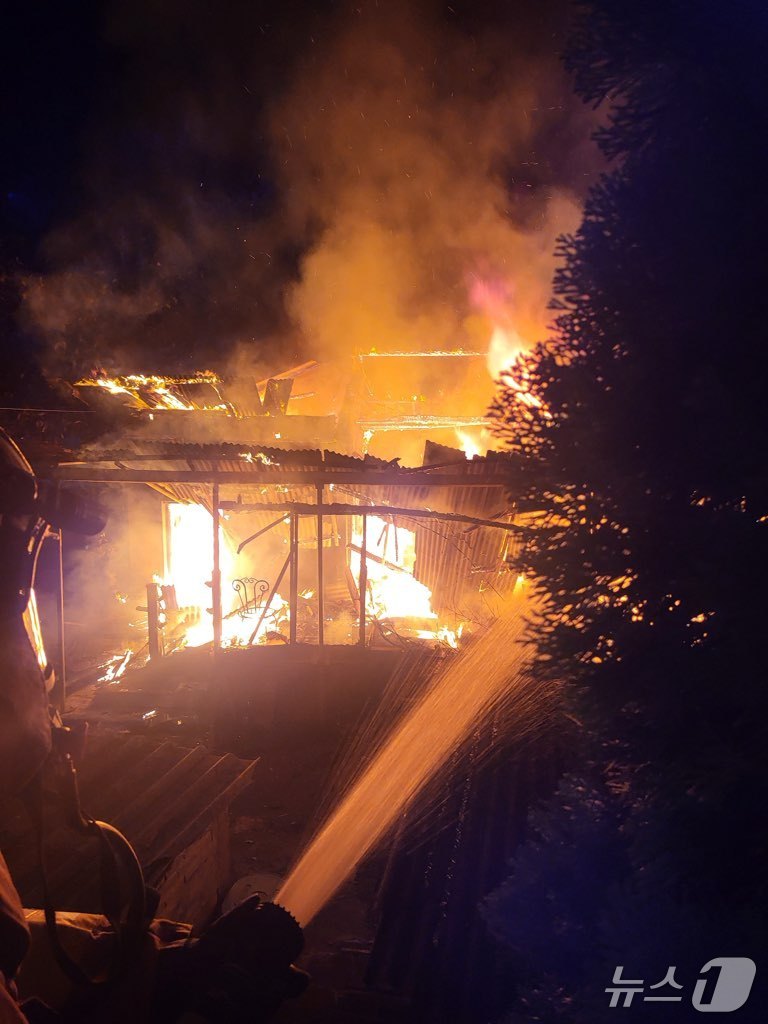 21일 오후 8시 10분쯤 충북 영동군 한 단독주택에서 불이 나 1시간만에 모두 꺼졌다.(영동소방서 제공. 재판매 및 DB금지)/뉴스1