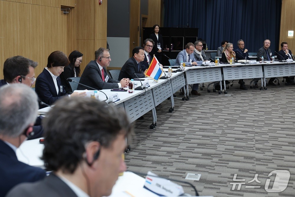 윤석대 한국수자원공사 사장이 룩셈부르크 경제사절단을 맞아 한국수자원공사 대전 본사 세종관 50주년기념홀에서 인사말을 하고 있다. (한국수자원공사 제공.재판매 및 DB금지)/뉴스1