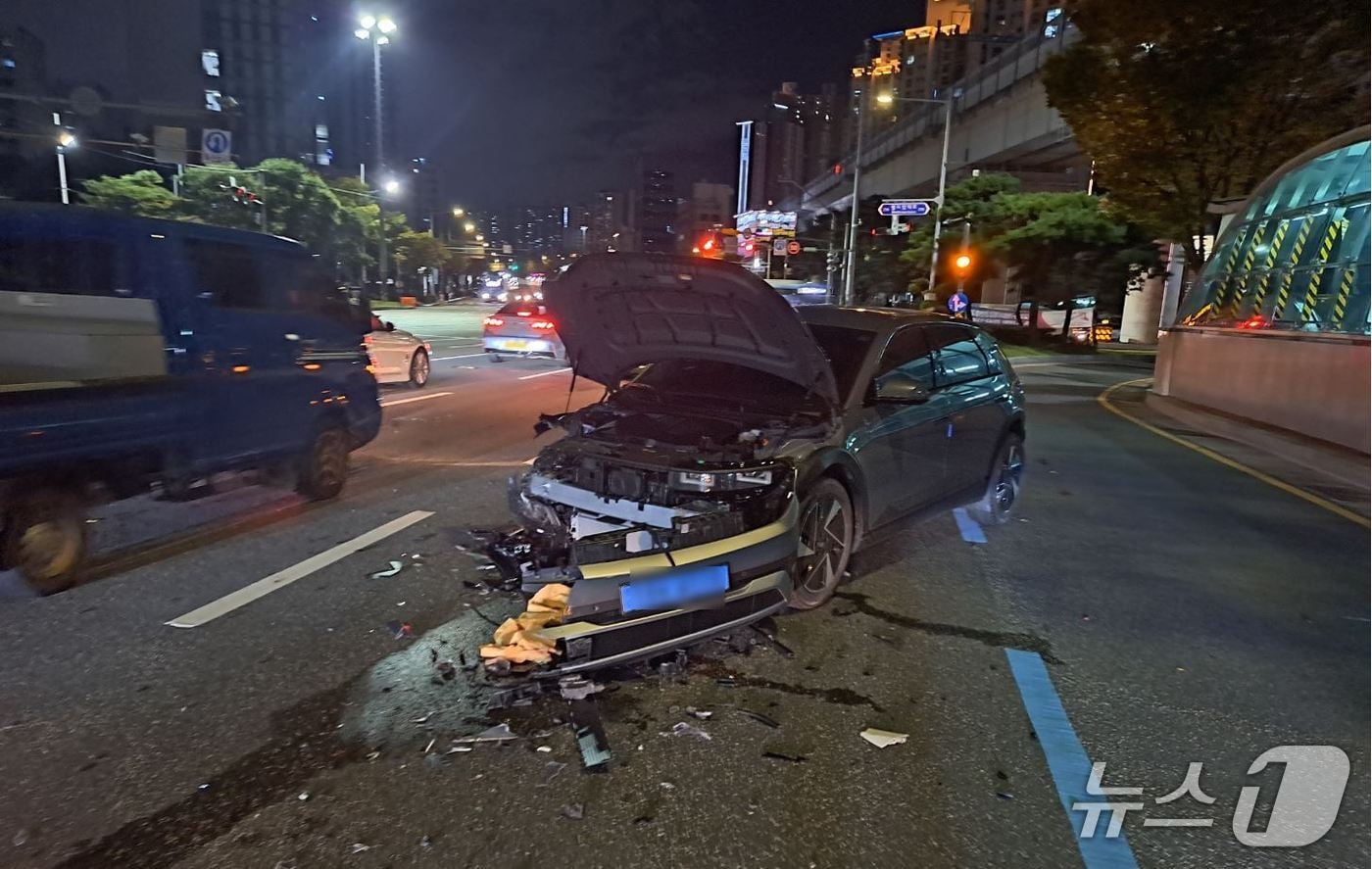21일 오후 부산 연제구 남문구교차로 4중 추돌 사고 현장.(부산 연제경찰서 제공. 재판매 및 DB 금지)