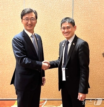 이태우 국제사이버협력대사, 추아 콴 시아 싱가포르 사이버안보청(CSA) 부청장.(외교부 제공)