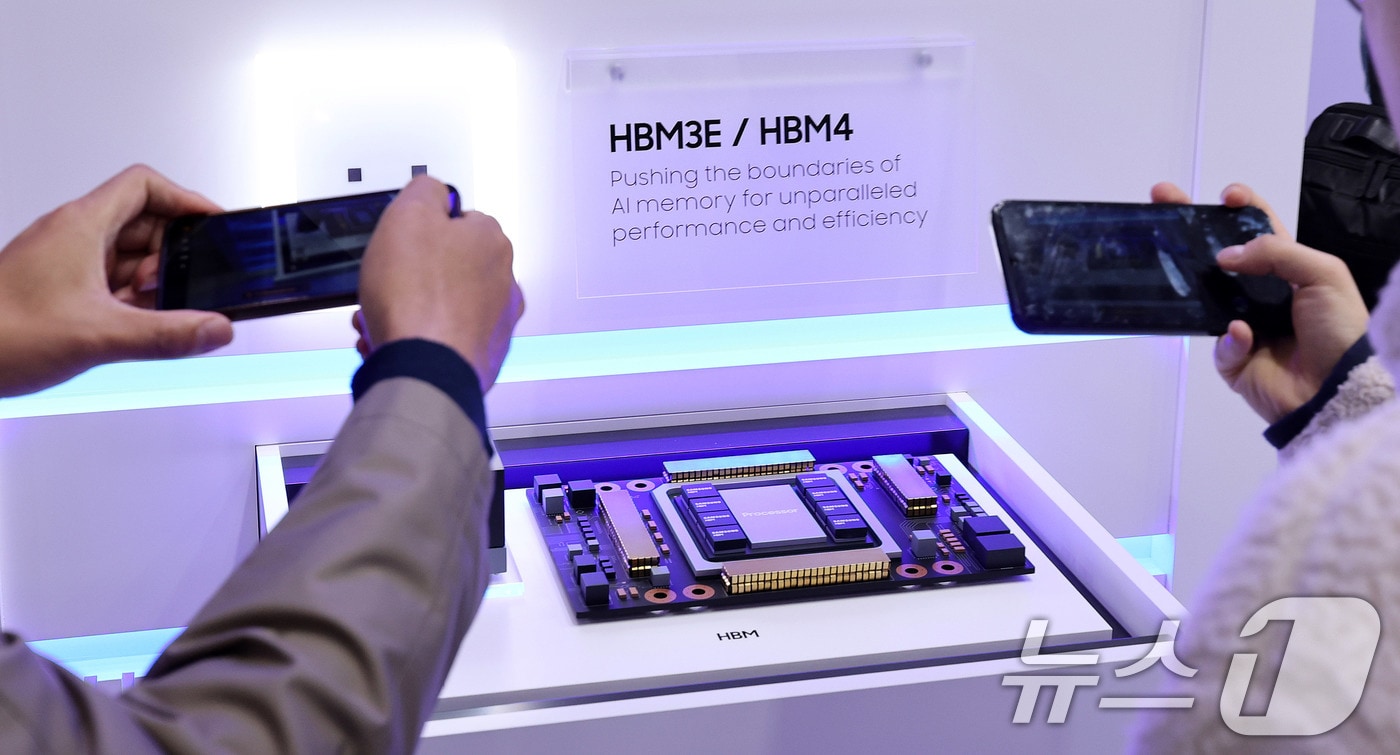 22일 서울 강남구 코엑스에서 열린 제27회 반도체 대전(SEDEX 2025)을 찾은 관람객이 삼성전자 부스에서 HBM4를 둘러보고 있다. 한국반도체산업협회가 오는 24일까지 개최하는 이 행사는 국내 최대 반도체 전문전시회로 메모리 반도체, 시스템 반도체, 장비·부분품, 재료, 설비, 센서 분야 등 반도체 산업 생태계 전 분야가 참가했다. 2025.10.22/뉴스1 ⓒ News1 박지혜 기자