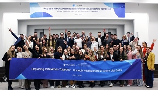 지난 21일 휴메딕스의 브라질 협력사인 이노바 임직원과 브라질 의료진들이 판교 본사를 방문했다. (휴온스글로벌 제공)