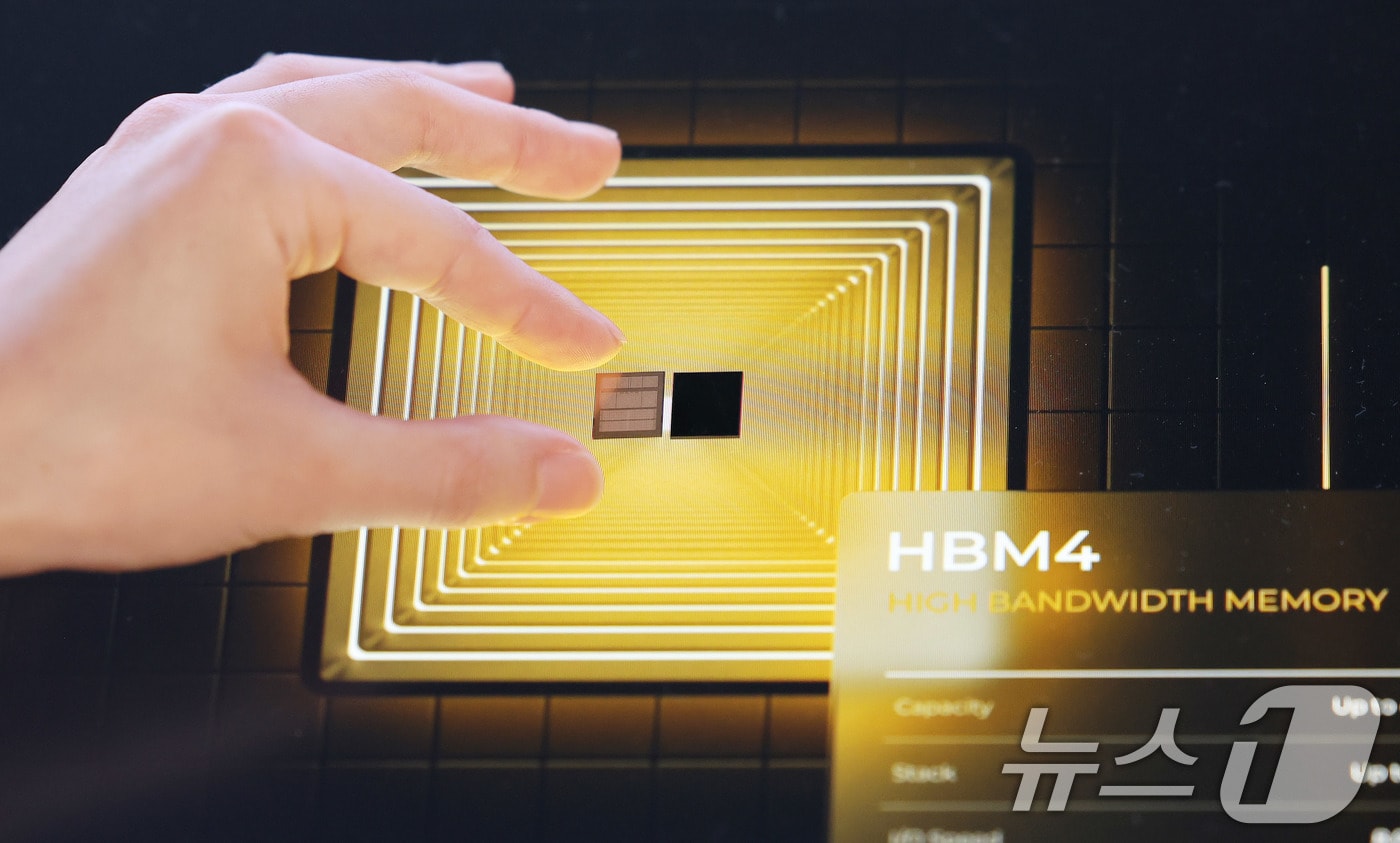 22일 서울 강남구 코엑스에서 열린 제27회 반도체 대전(SEDEX 2025)을 찾은 관람객이 공개된 SK하이닉스 HBM4 실물을 살펴보고 있다. 2025.10.22/뉴스1 ⓒ News1 박지혜 기자