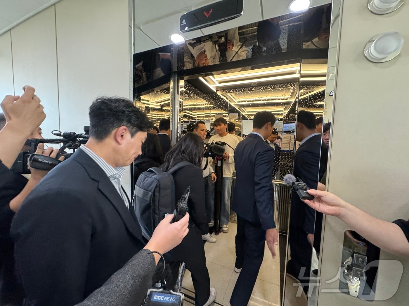 22일 오후 1시 15분께 순직해병 특검팀 관계자들이 김철문 전북경찰청장실에서 압수수색을 마치고 나오고 있다. 2025.10.22/뉴스1 ⓒ News1 장수인 기자