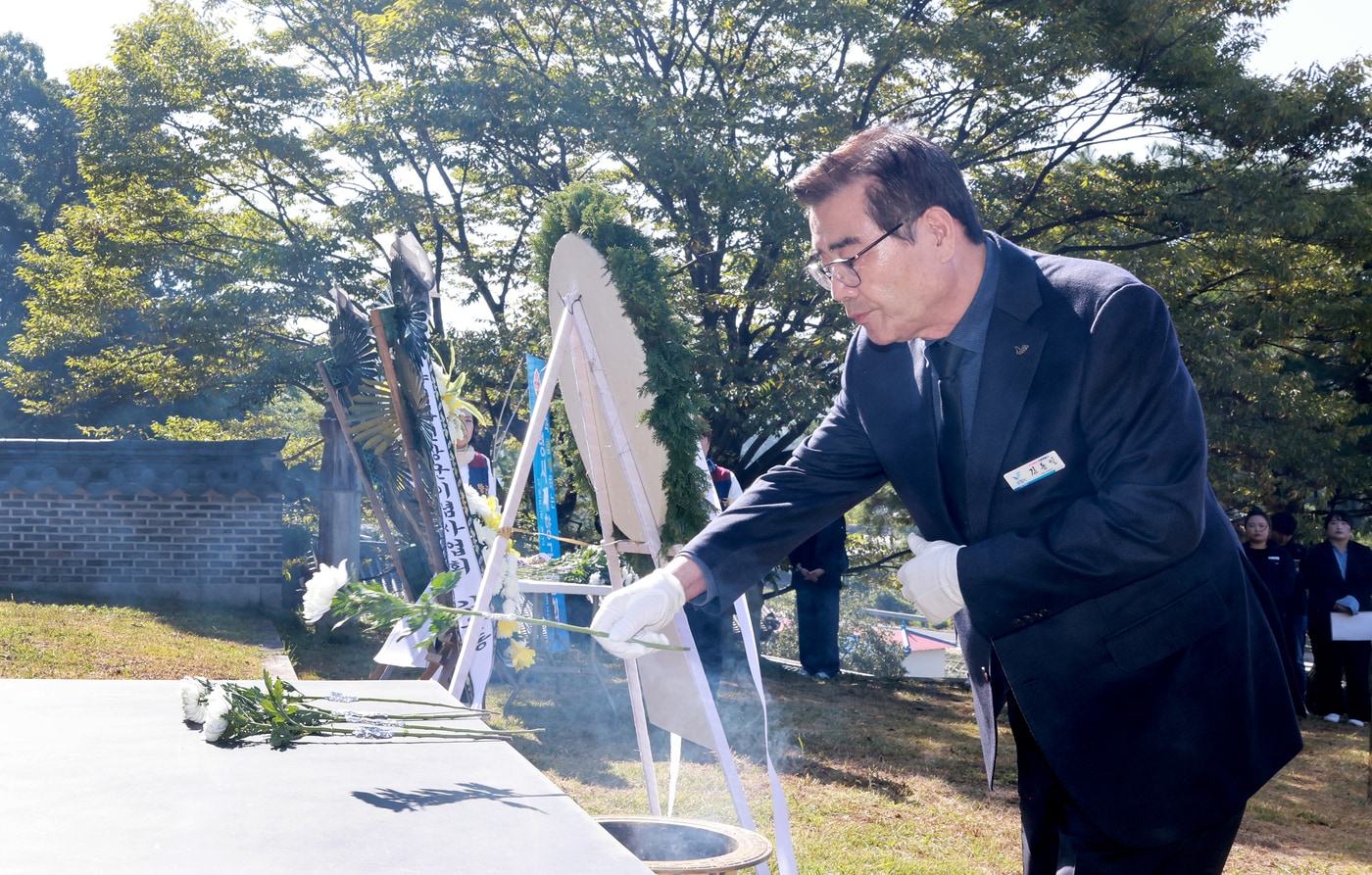 김동일 시장이 김좌진 장군 묘역에 헌화하고 있다.(보령시 제공. 재판매 및 DB금지)/뉴스1