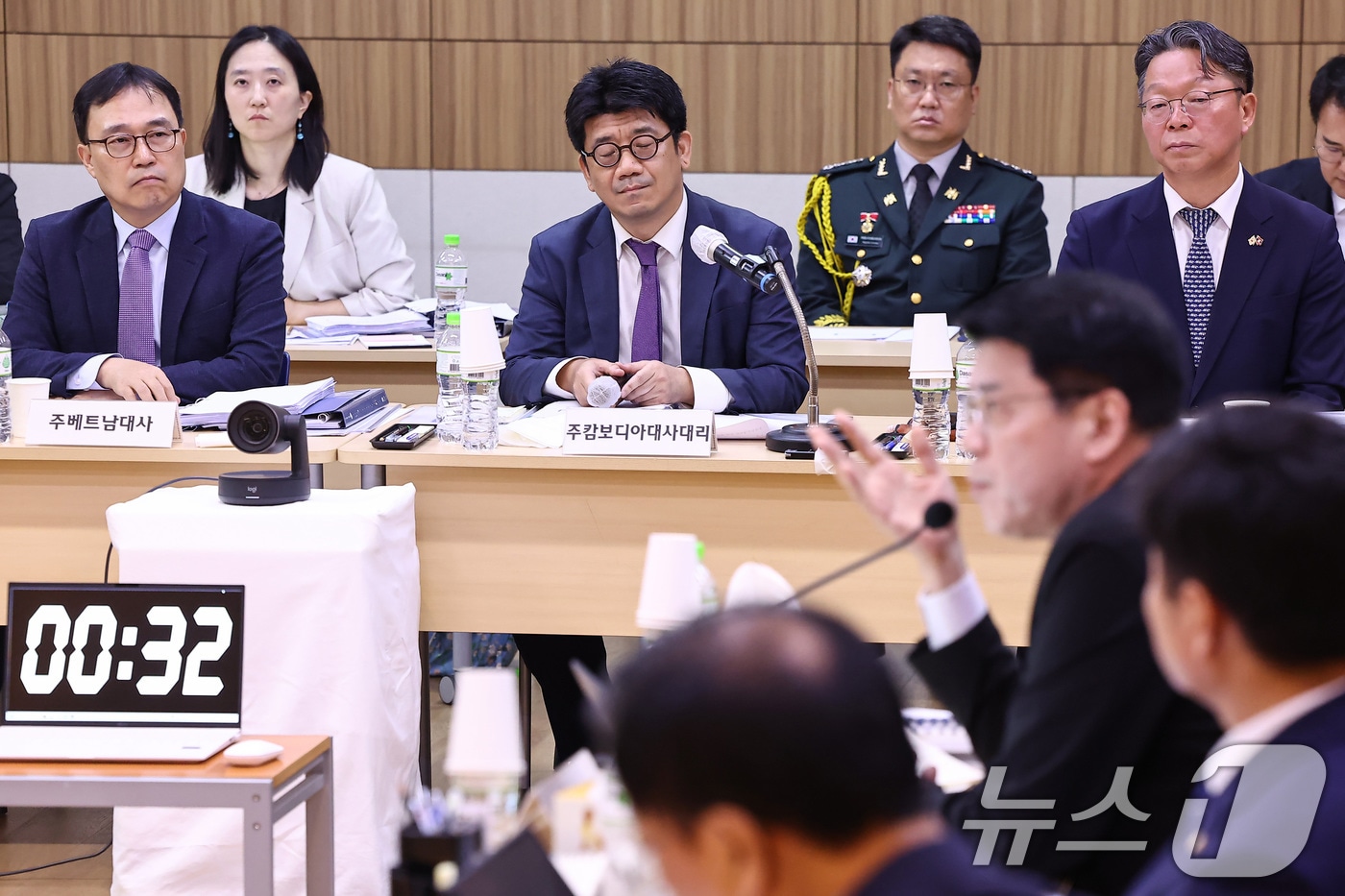 김현수 주캄보디아 대사대리가 22일(현지시간) 캄보디아 프놈펜 주캄보디아 한국 대사관에서 열린 외교통일위원회 주캄보디아대사관·주베트남대사관·주태국대사관·주라오스대사관에 대한 국정감사에 출석해 의원 질의를 듣고 있다. 2025.10.22/뉴스1 ⓒ News1 김도우 기자