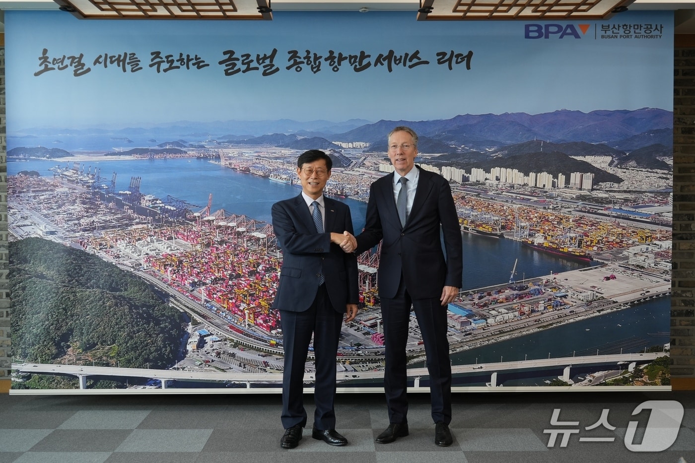 송상근 BPA 사장과 페이터 반 더 블리트 네덜란드 대사가 기념 촬영을 하는 모습. (BPA 제공. 재판매 및 DB금지)