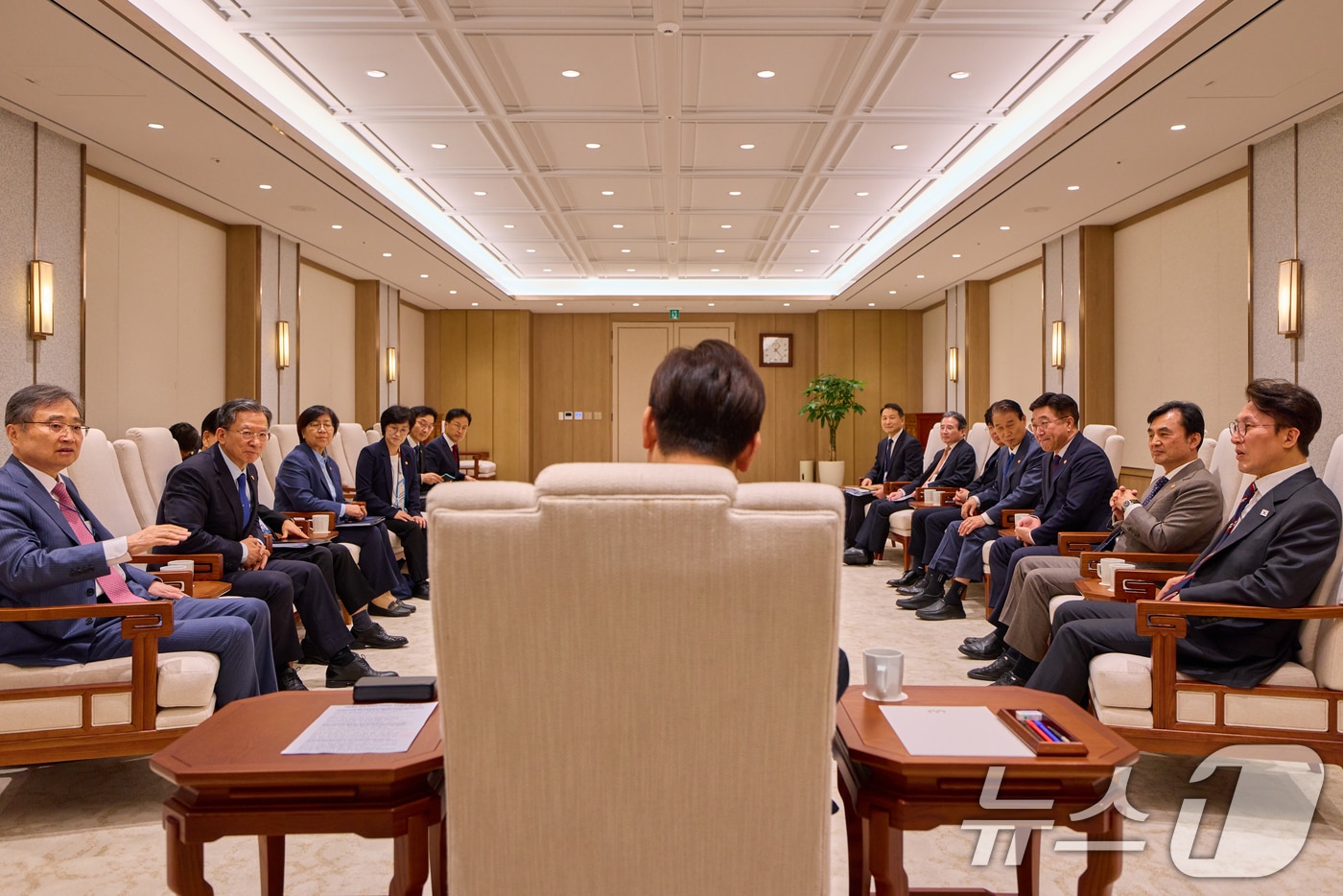 이재명 대통령이 지난 21일 서울 용산 대통령실 청사에서 국무위원들과 차담회를 하고 있다. (대통령실 제공. 재판매 및 DB 금지) 2025.10.22/뉴스1 ⓒ News1 허경 기자