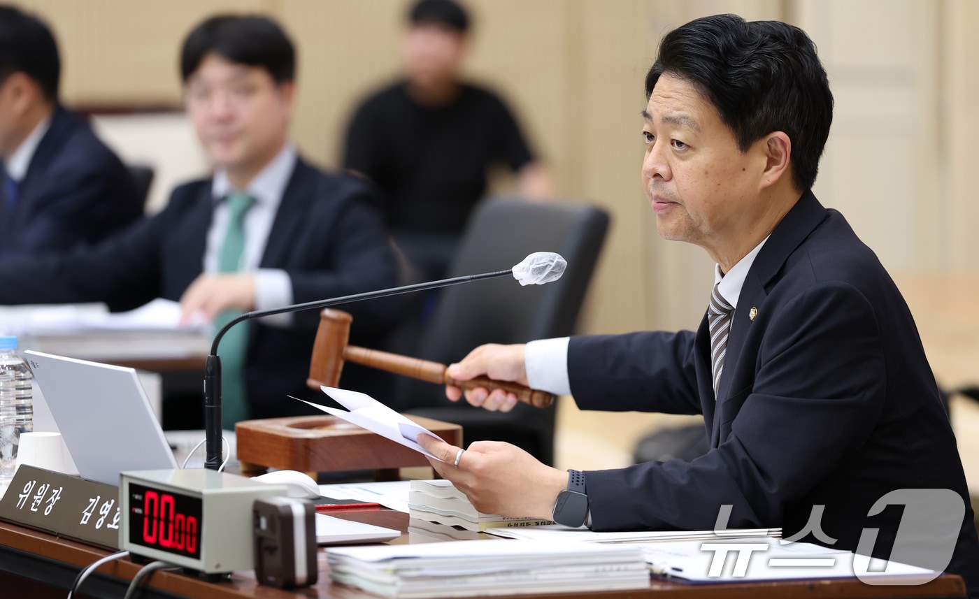 김영호 위원장이 지난 22일 전북 전주시 전북대학교 진수당에 열린 국회 교육위원회 국정감사에서 의사봉을 두드리고 있다. 2025.10.22/뉴스1 ⓒ News1 유경석 기자