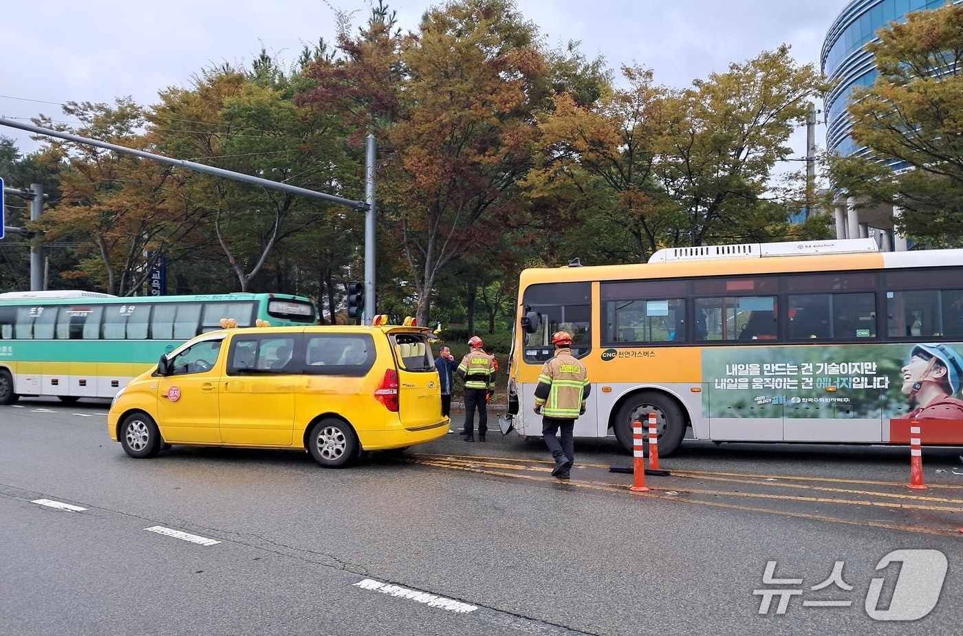 22일 오전 9시 46분께 울산 남구 옥동에서 시내버스가 정차해 있던 유치원 통학차량을 들이받았다. (울산소방본부 제공. 재판매 및 DB금지)/뉴스1