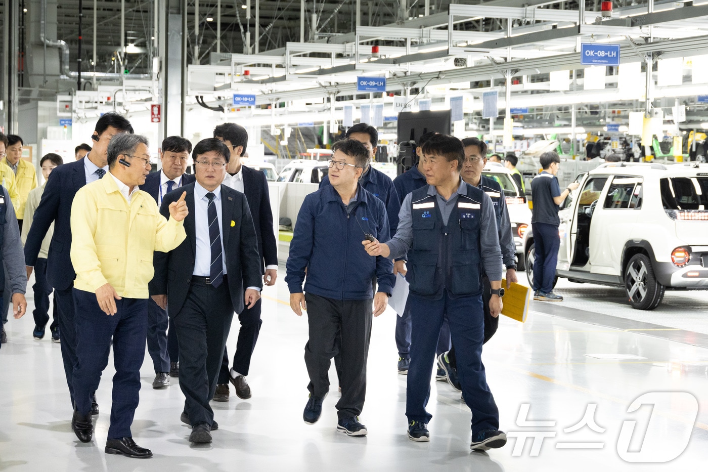 김성환 기후에너지환경부 장관이 22일 광주광역시 광산구 소재 광주글로벌모터스를 방문하여 소형 친환경차량 생산 현장을 둘러보며 생산과 수출 현황 등을 설명듣고 있다. &#40;기후에너지환경부 제공. 재판매 및 DB금지&#41; 2025.10.22/뉴스1