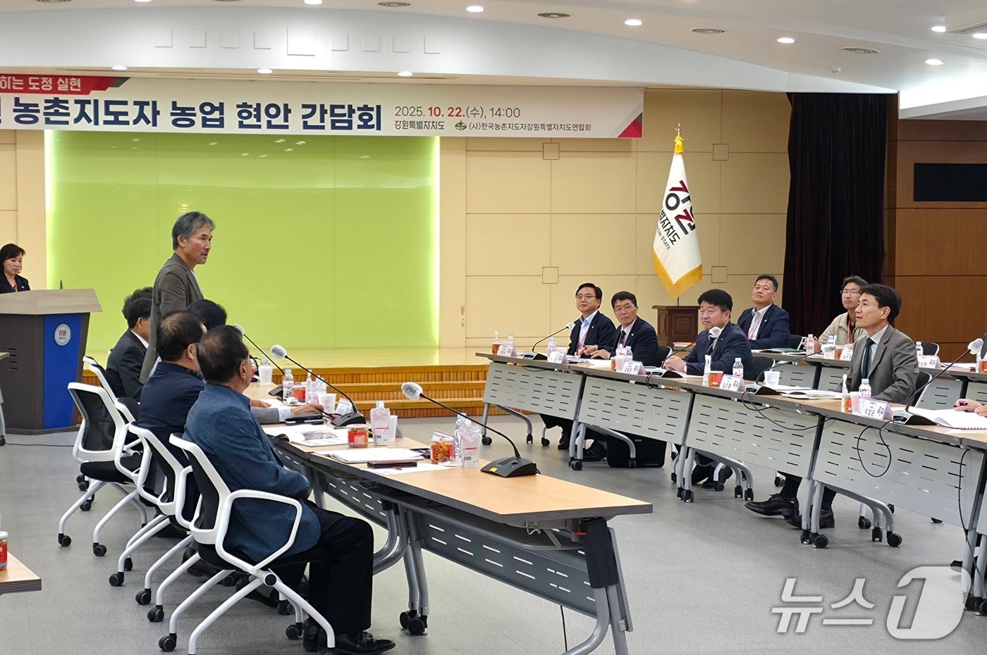 김진태 강원도지사는 22일 도청 별관 4층 회의실에서 한국농촌지도자강원도연합회와 간담회를 가졌다.(강원도 제공. 재판매 및 DB금지)/뉴스1