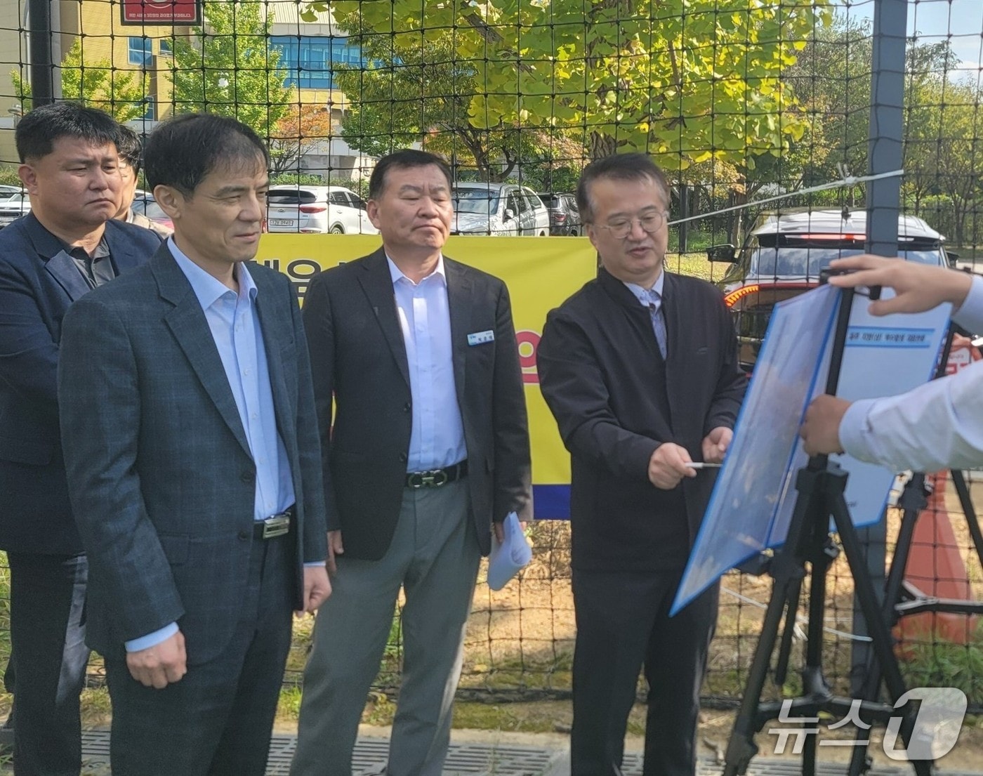 홍동곤 한강청장&#40;왼쪽 맨 앞&#41;이 22일 파주 운정신도시 수돗물 탁수 사고 현장에서 관계자와 함께 현장을 점검하고 있다.&#40;한강청 제공&#41;