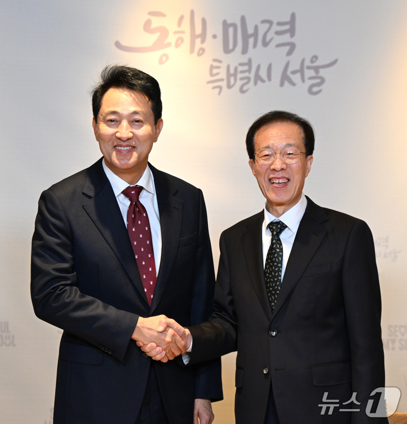 오세훈 서울시장이 22일 오후 이석연 국민통합위원회 신임 위원장을 만나 기념촬영하고 있다.&#40;서울시 제공훈