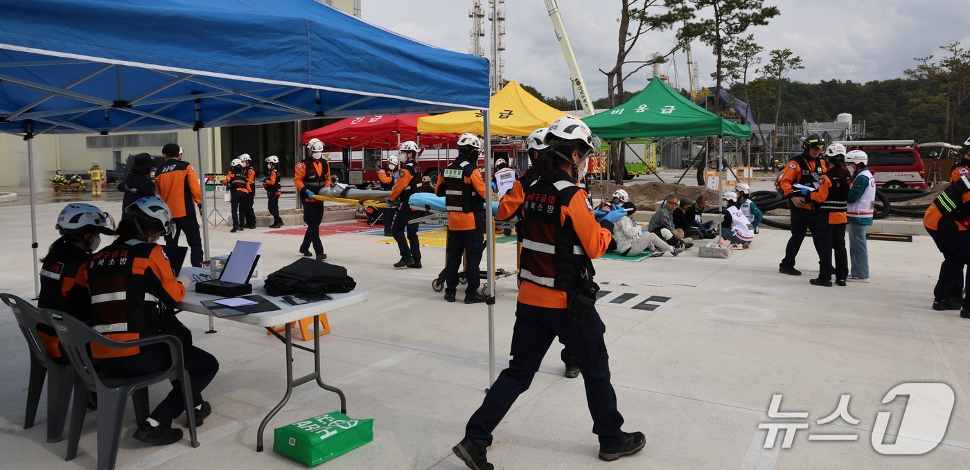 단양소방서는 단양 성신양회 공장 내에서 2025년 긴급구조종합훈련을 진행했다.(단양소방서 제공. 재판매 및 DB금지)/뉴스1