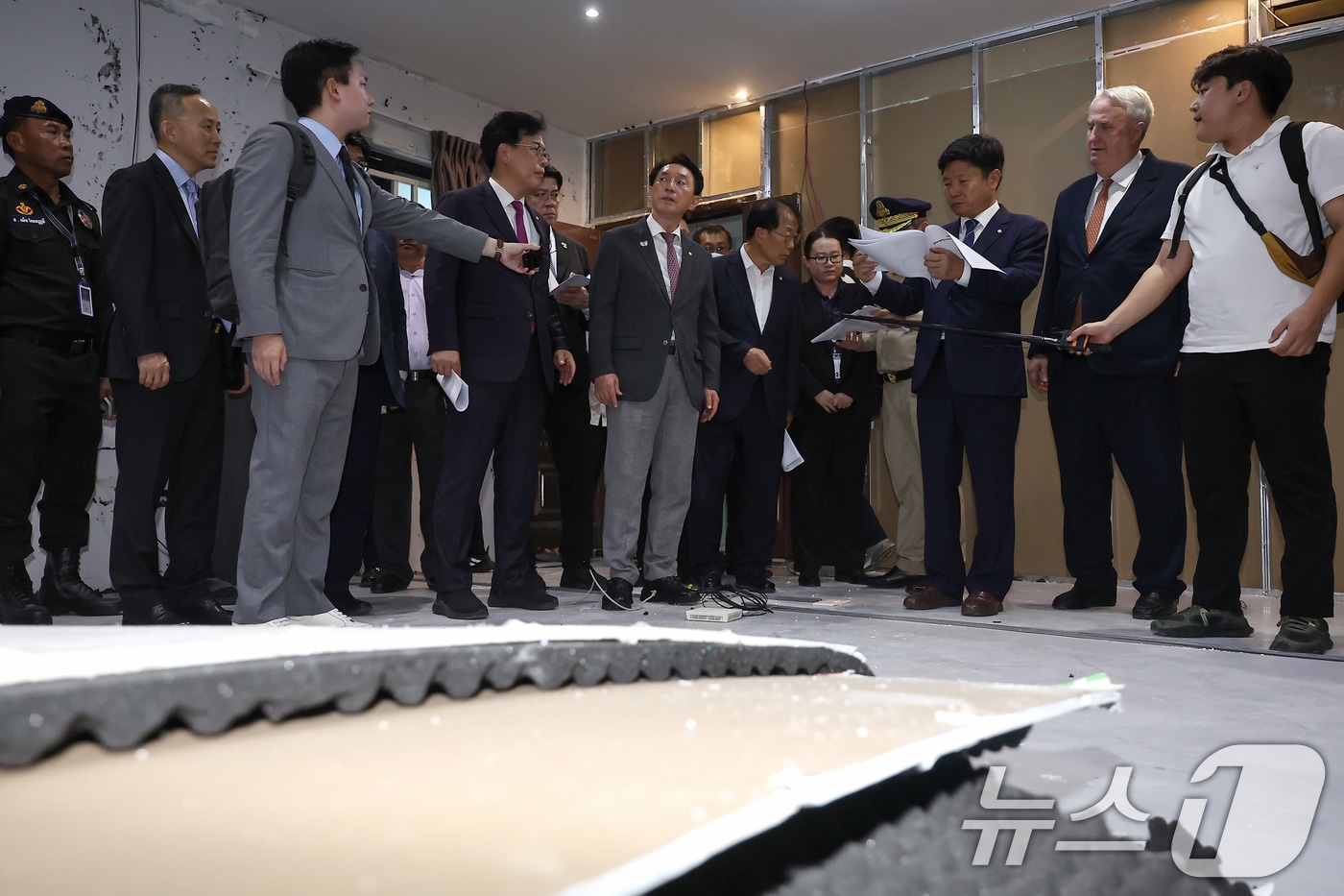 국회 외교통일위원회 소속 의원들이 22일&#40;현지시간&#41; 캄보디아 프놈펜 외곽 온라인스캠범죄로 단속된 건물에 현장방문하고 있다. ⓒ News1 김도우 기자