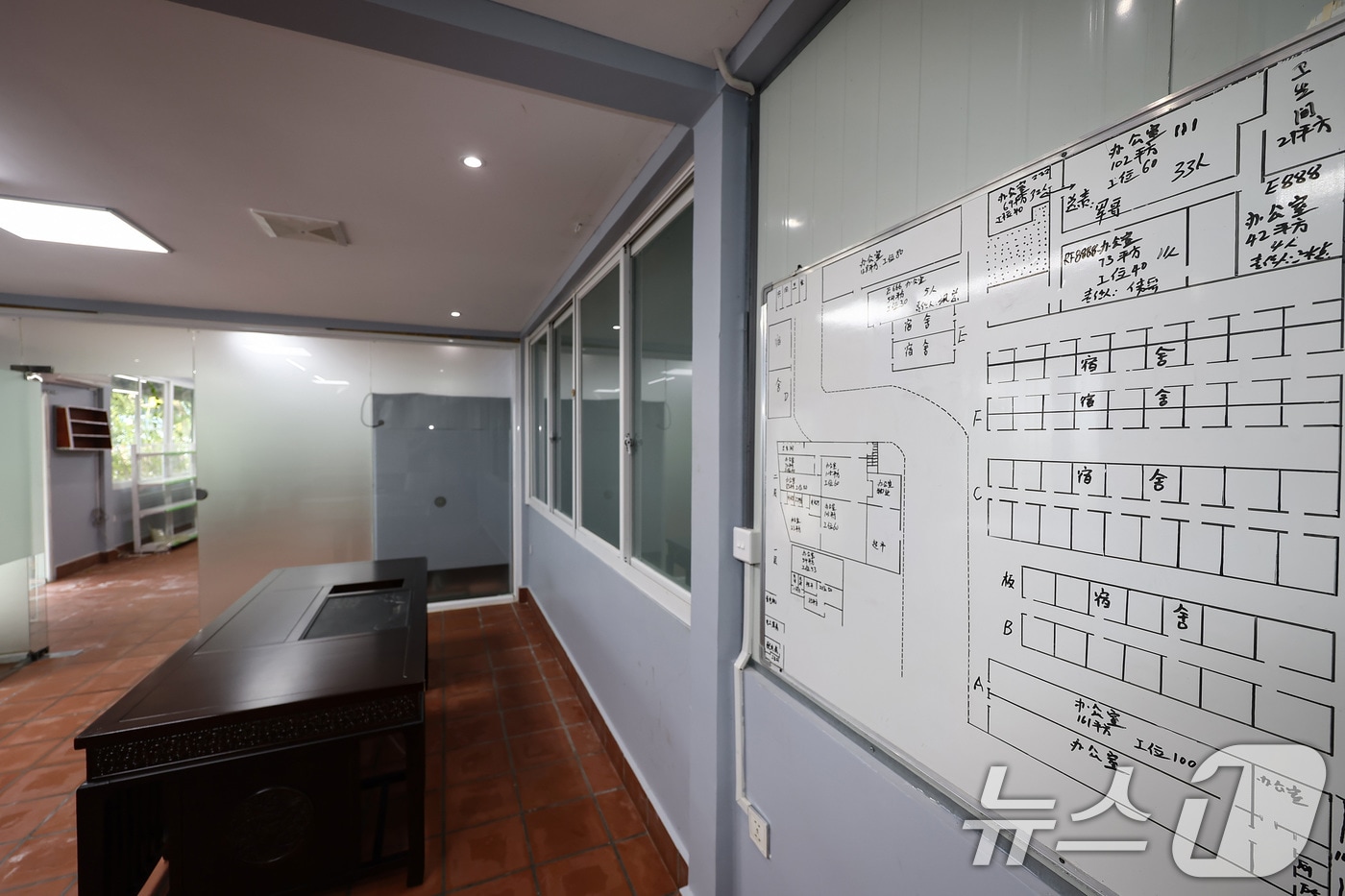 22일&#40;현지시간&#41; 캄보디아 프놈펜 외곽 온라인스캠범죄로 단속된 건물의 모습. 2025.10.22/뉴스1 ⓒ News1 김도우 기자