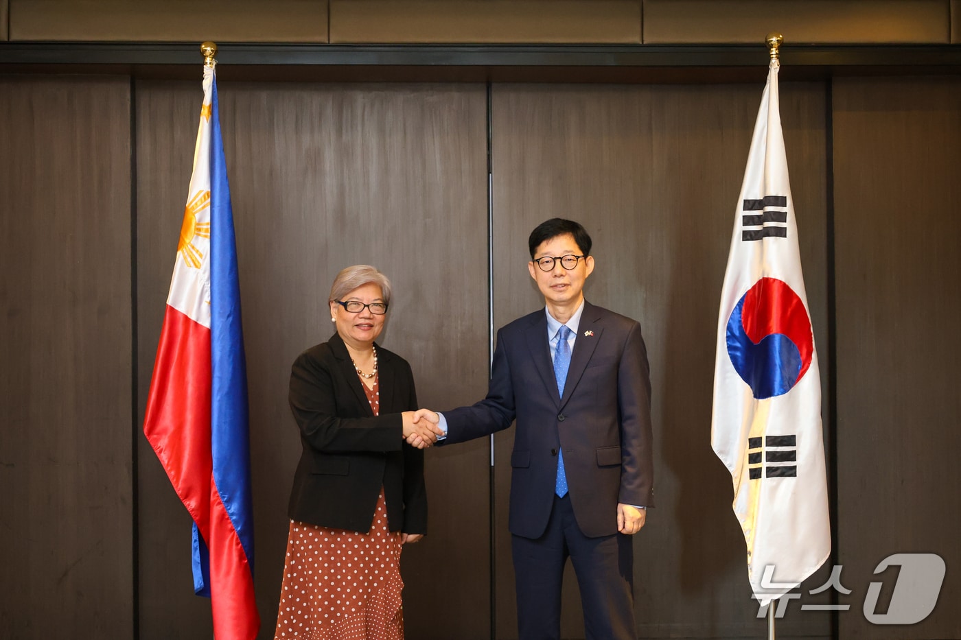 박윤주 외교부 제1차관이 22일 마닐라에서 헬렌 델라베가 필리핀 외교부 정책차관과 제9차 한-필리핀 정책협의회를 개최했다. 2025.10.22. &#40;외교부 제공&#41;